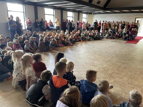 Sleuteloverdracht van Nijhof Halle aan school en gemeente (31-05-2024)-2