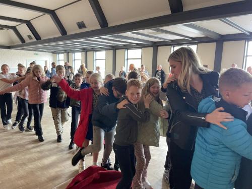 Sleuteloverdracht van Nijhof Halle aan school en gemeente (31-05-2024)-2