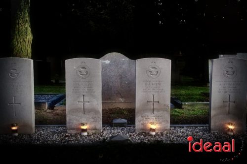 Lichtjes op oorlogsgraven Zelhem (24-12-2025)