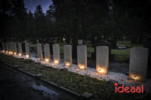 Lichtjes op oorlogsgraven in Zelhem (23-12-2023)