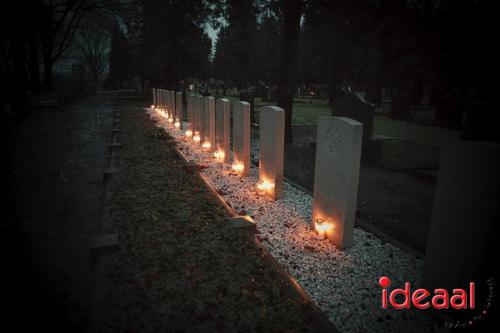 Lichtjes op oorlogsgraven in Zelhem (23-12-2023)