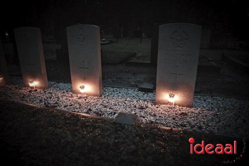 Lichtjes op oorlogsgraven in Zelhem (23-12-2023)