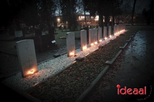 Lichtjes op oorlogsgraven in Zelhem (23-12-2023)