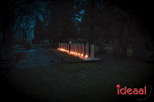 Lichtjes op oorlogsgraven in Zelhem (23-12-2023)