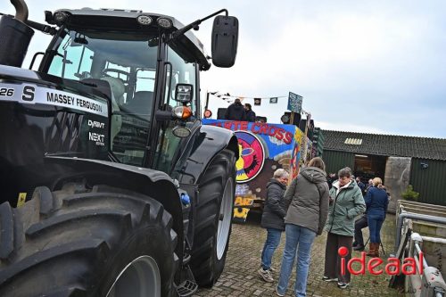 Vriendengroep De Heure bouwt carnavalswagen (01-02-2026)