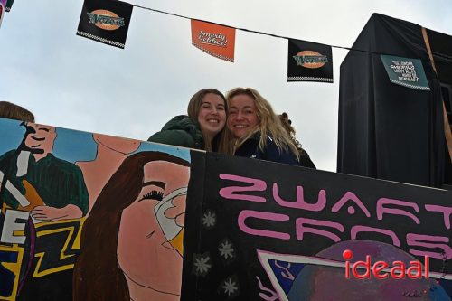 Vriendengroep De Heure bouwt carnavalswagen (01-02-2026)