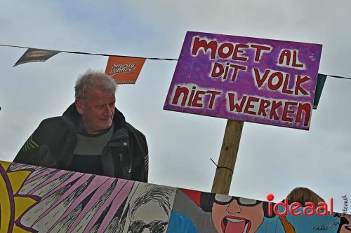 Vriendengroep De Heure bouwt carnavalswagen (01-02-2026)