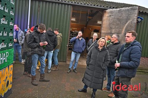 Vriendengroep De Heure bouwt carnavalswagen (01-02-2026)