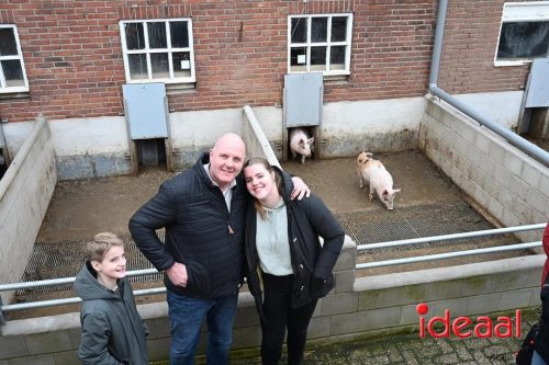 Vriendengroep De Heure bouwt carnavalswagen (01-02-2026)