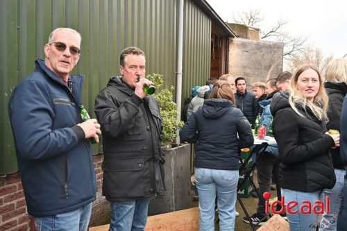 Vriendengroep De Heure bouwt carnavalswagen (01-02-2026)