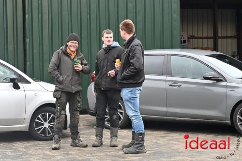 Vriendengroep De Heure bouwt carnavalswagen (01-02-2026)