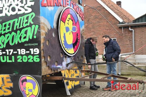 Vriendengroep De Heure bouwt carnavalswagen (01-02-2026)