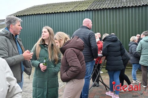 Vriendengroep De Heure bouwt carnavalswagen (01-02-2026)