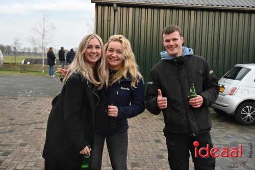 Vriendengroep De Heure bouwt carnavalswagen (01-02-2026)