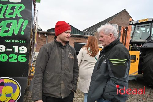 Vriendengroep De Heure bouwt carnavalswagen (01-02-2026)