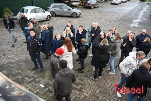 Vriendengroep De Heure bouwt carnavalswagen (01-02-2026)