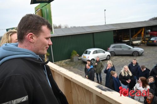 Vriendengroep De Heure bouwt carnavalswagen (01-02-2026)