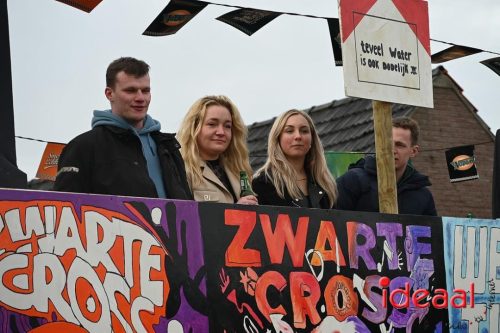 Vriendengroep De Heure bouwt carnavalswagen (01-02-2026)