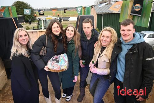 Vriendengroep De Heure bouwt carnavalswagen (01-02-2026)