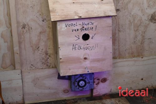 Vriendengroep De Heure bouwt carnavalswagen (01-02-2026)