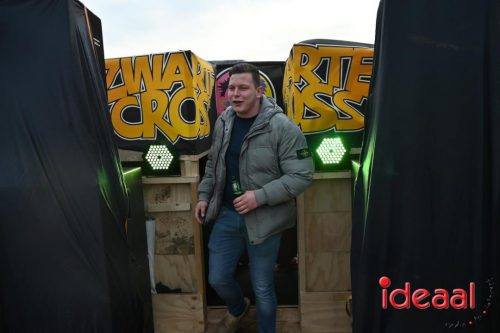 Vriendengroep De Heure bouwt carnavalswagen (01-02-2026)