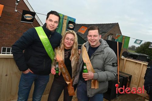 Vriendengroep De Heure bouwt carnavalswagen (01-02-2026)