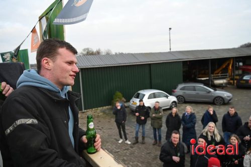 Vriendengroep De Heure bouwt carnavalswagen (01-02-2026)