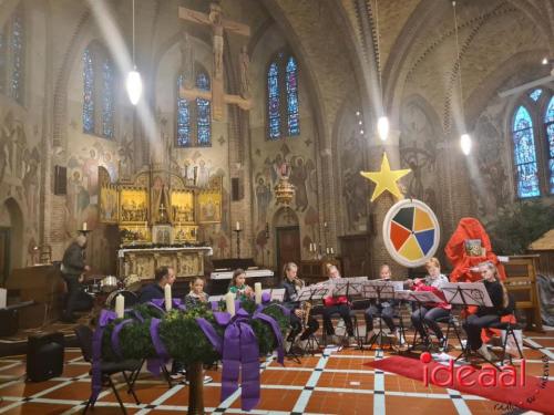 Kerstmarkt en kerstboom zetten in Keijenborg (09-12-2023)