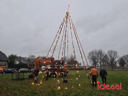 Kerstmarkt en kerstboom zetten in Keijenborg (09-12-2023)