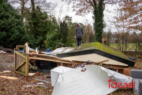 Vertrekkende campinggasten in Warnsveld (09-12-2023)