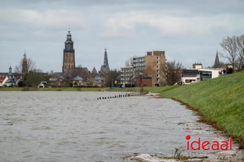 Hoog water IJsselkade in Zutphen (26-12-2023)
